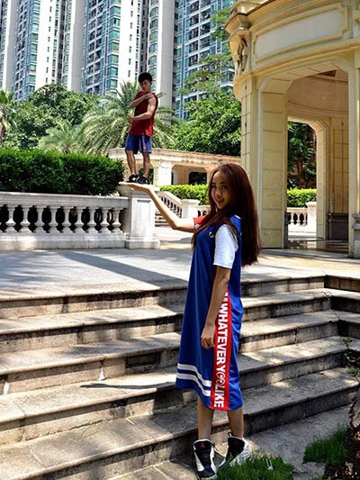 Cô gái khổng lồ và người tình tí hon.