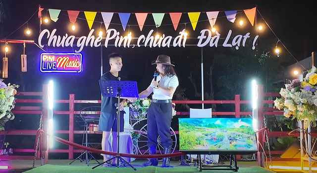 Trước đông khán giả chứng kiến, người đàn ông ngỏ lời tặng Quang Linh một món quà. "Tôi không phải đại gia, cũng không phải tỷ phú. Tôi có được ngày hôm nay cũng là nhờ sự cần cù, ơn phước, sự tin yêu của đối tác khách hàng. Tôi không có nhiều, nhưng đất thì chắc chắn tôi có. Tôi muốn dành một món quà là một lô đất 140m2 cho Quang Linh. Theo tôi được biết, bạn chưa lập gia đình. Vì thế có thể xem đây là món quà cho con bạn trong tương lai", người này chia sẻ.