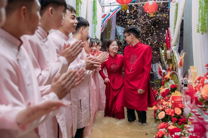 Dân mạng để lại nhiều bình luận thú vị về đám cưới ngày lụt: “Đám cưới đáng nhớ thế này sau lại có kỷ niệm đẹp kể cho con cháu nghe”; “Khoảnh khắc này đúng là cả đời không thể quên”; “Để lấy được nàng thì lội nước anh cũng không màng”...