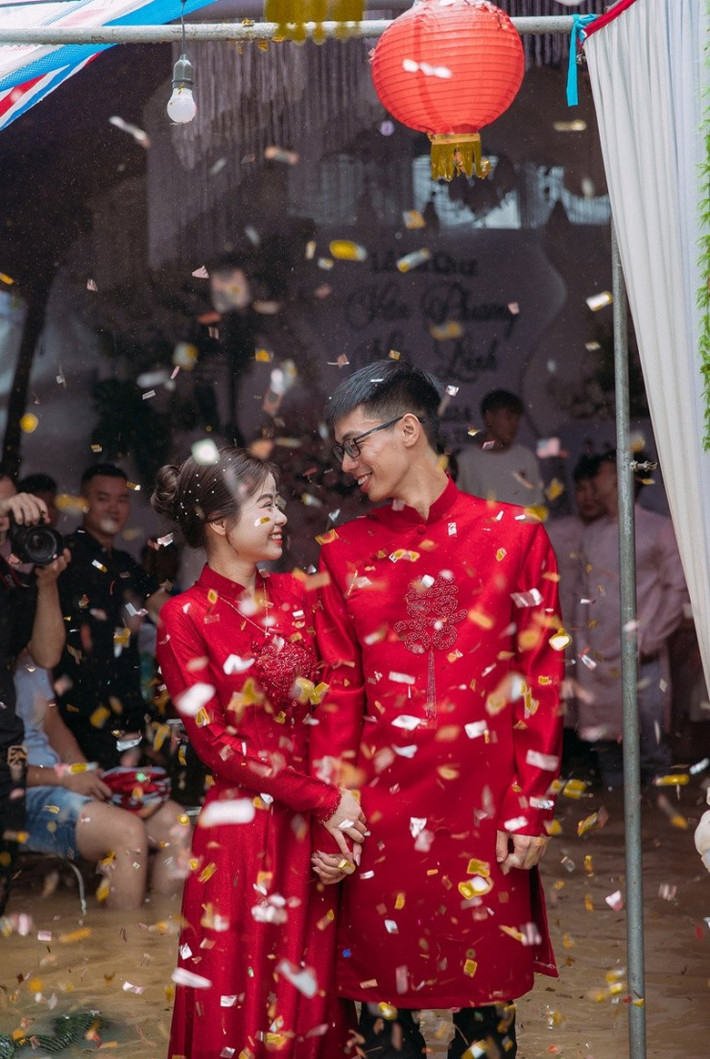Phương và Linh tổ chức đám hỏi và đám cưới trong cùng một ngày. Nhà trai ở huyện Yên Phong, tỉnh Bắc Ninh, không bị ngập nên vẫn tổ chức lễ cưới, đãi cỗ khách khứa như bình thường. Riêng nhà gái vì ngập quá sâu nên chỉ tổ chức đưa dâu chứ không mở cỗ.