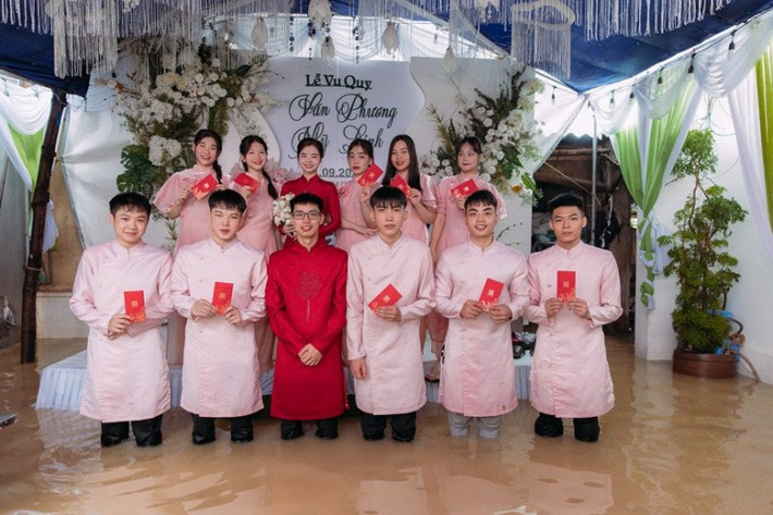 Chú rể Văn Phương cho hay, vì hai bên gia đình đã ấn định ngày cưới từ khá lâu nên dù tình hình lụt lội, cặp đôi vẫn tổ chức đám cưới đúng như dự định.