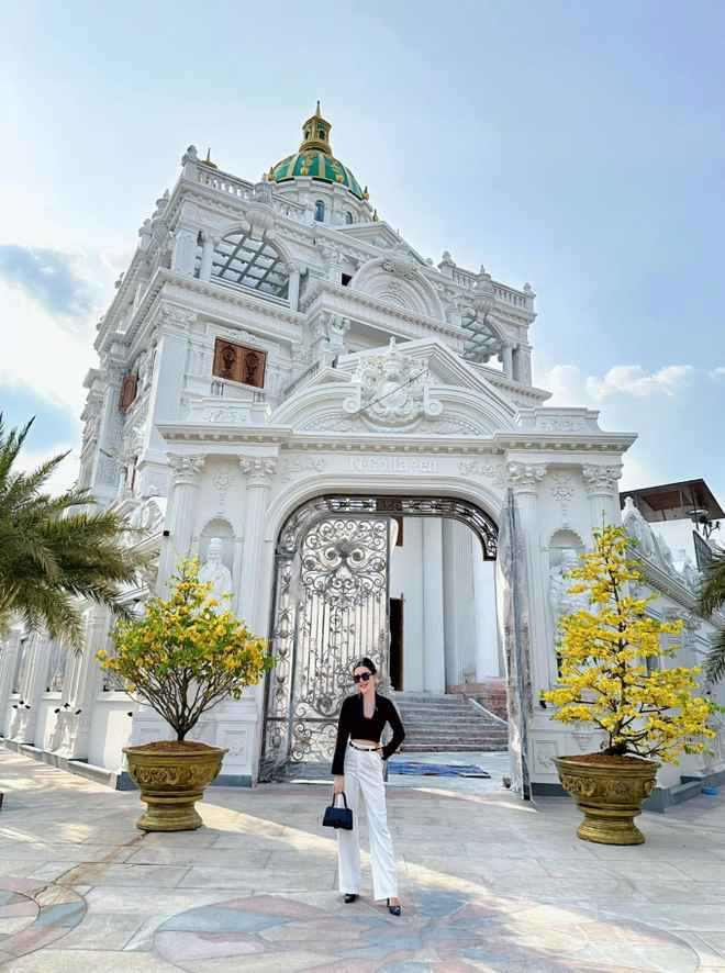 Bích Ngân nhiều lần khoe thành quả các cây như bưởi, mít, xoài, mận,... đều sai trĩu quả. Được biết, ngoài căn resort này, gia đình nữ đại gia Cần Thơ đang hoàn thiện một toà lâu đài khác của mình cũng tại Cần Thơ.
