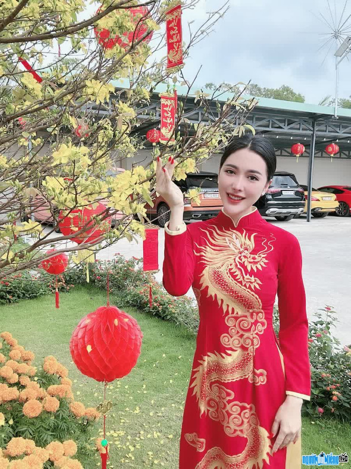 Giá của một chiếc Hermes Birkin Faubourg đắt ngang một căn chung cư tiền tỷ, do vậy không ít người bất ngờ với độ giàu có và chịu chi của Bích Ngân.