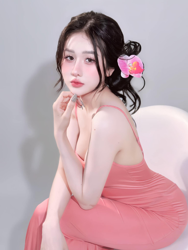 Lê Diên được nhận xét là ngày càng hoàn thiện sau nhiều năm thực hiện ca đại phẫu chuyển giới từ nam sang nữ. Cô nàng có gương mặt xinh như búp bê, vóc dáng nuột nà, nóng bỏng.
