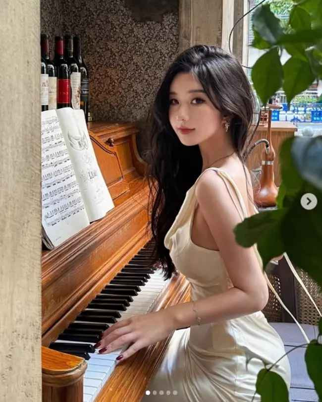 Riya Yu chỉ cao khoảng 1m65. Tuy nhiên, nhờ tỷ lệ cơ thể cân đối, mái tóc dài tới thắt lưng cùng nước da trắng sứ, gương mặt thanh tú, nàng hot girl luôn xuất hiện mỹ miều trong mỗi khuôn hình, khiến người ta không thể rời mắt.