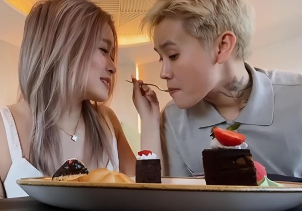 Mới đây nhất là video ghi lại nhiều khoảnh khắc Chao được người yêu nuông chiều khiến cộng đồng mạng không khỏi ngưỡng mộ.