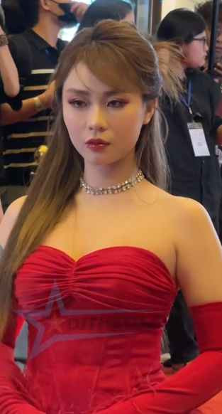 Cũng tại sự kiện, MisThy tỏ ra ngại ngùng khi dân mạng dành nhiều lời ngợi khen cho nhan sắc của mình. Cô nàng nói khéo rằng, sự thay đổi ngoạn mục ngoại hình là do cô tìm được đội ngũ, ekip make-up phù hợp với mình.