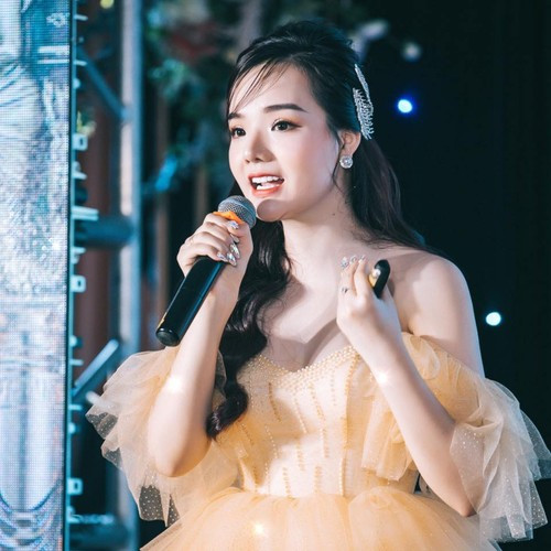 Thủy Tiên từng gây chú ý khi xuất hiện trong một đoạn video trả lời phỏng vấn của đài SBS (Hàn Quốc) sau khi kết thúc trận đấu giữa Olympic Việt Nam và Hàn Quốc tổ chức tại Indonesia vào năm 2018.