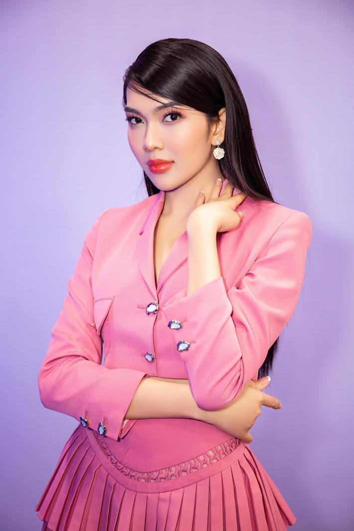 Bố mẹ An Nhi ly hôn khi cô tròn 2 tuổi nhưng cô vẫn được sống trong tình yêu thương ngập tràn của bà ngoại, mẹ và dì ruột. Cho đến giờ, mẹ cô vẫn giữ lại những bộ váy công chúa mà cô yêu thích trong suốt tuổi thơ.