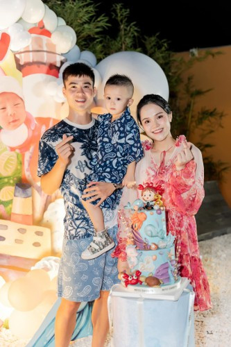 Quỳnh Anh sau đó còn tạo dáng bên chiếc tủ đựng toàn túi hiệu của nhà mốt Hermes, giá trị của mỗi chiếc đều lên tới hàng trăm triệu đồng. Tủ đồ này là kết quả của thú chơi xa xỉ mà nàng WAG đang theo đuổi.