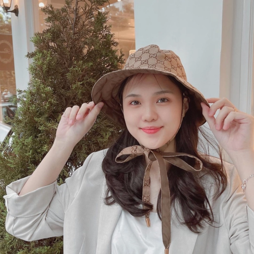 Chồng mình tâm lý thế, mình đã bảo là, thôi túi chẳng dùng hết đâu mà cứ để ở tủ phí phạm tiền của ra. Thế mà cứ đi mua túi ấy mọi người ạ. Mình rất là thích chiếc túi này", Quỳnh Anh vừa cười vừa nói.