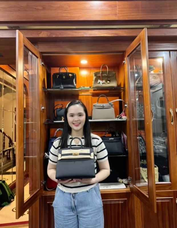 Ái nữ cựu Chủ tịch CLB Sài Gòn cười tươi tắn, niềm vui hiện hữu trên gương mặt xinh xắn. Cô nàng tỏ ra hồi hộp khi nhận quà từ chồng với những lời tâm sự được chính chủ đánh giá "không hề giả trân".