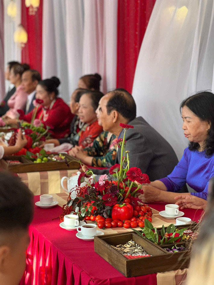 Ngoài ra, cô dâu cũng là người có cá tính khi muốn trang trí thật đặc biệt và phá cách để có kỉ niệm không bao giờ quên. Thế nên mình mới nảy ra ý tưởng mix hoa tươi và quả”. Thu Thủy chia sẻ thêm.