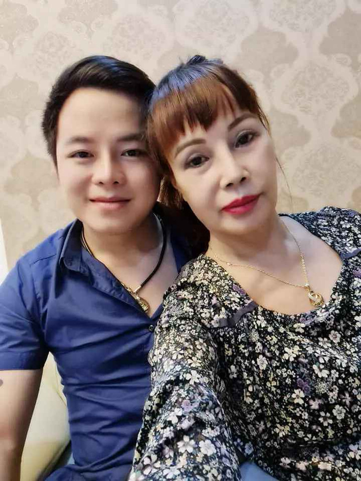 Cách đây không lâu, “cô dâu 62 tuổi” Thu Sao còn chia sẻ rằng cô và ông xã vẫn giữ được tình cảm mặn nồng, ngọt ngào như thuở mới quen.