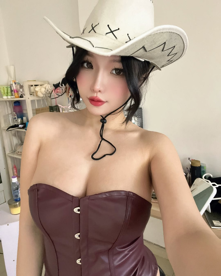 Duyên Híp thường lựa chọn những trang phục ôm sát khoe trọn đường cong cơ thể.