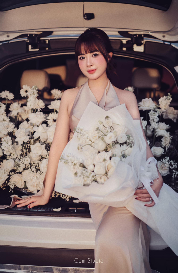 Thời gian gần đây, vợ Văn Đức chuyển sang bán hoa tươi. Cũng vì vậy, anh chàng không ngại chi số tiền lớn để ủng hộ vợ.