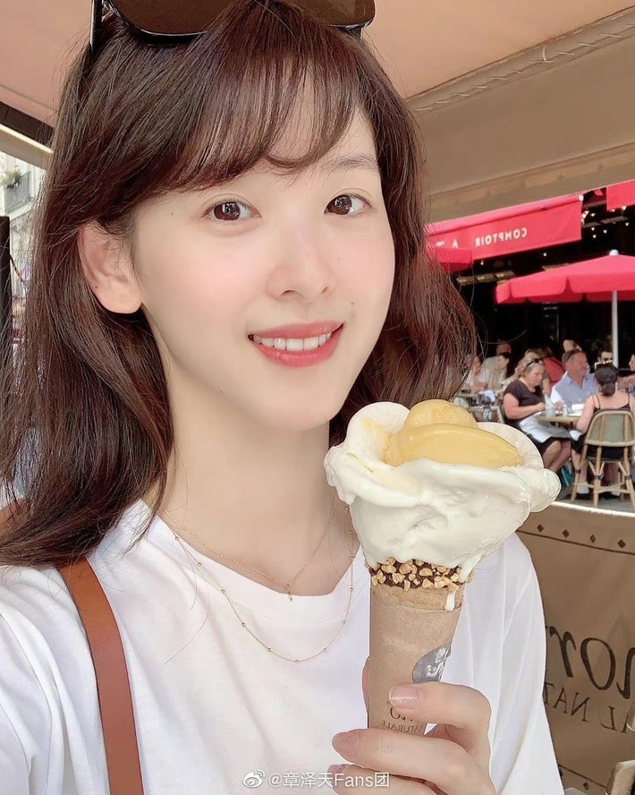 Hot girl Trung Quốc từng viral khắp cõi mạng xứ tỷ dân hồi học cấp 3 với khoảnh khắc cầm ly trà sữa, khoe trọn visual thanh thuần, nhẹ nhàng chuẩn "bạch nguyệt quang".