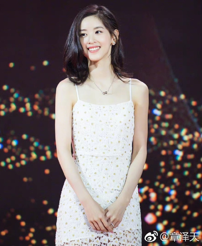 Chương Trạch Thiên gây ấn tượng với đường nét thanh tú, hài hòa, đôi mắt to tròn long lanh cùng làn da trắng sáng. Thời điểm đó, cô được ví với danh xưng "hot girl trà sữa".