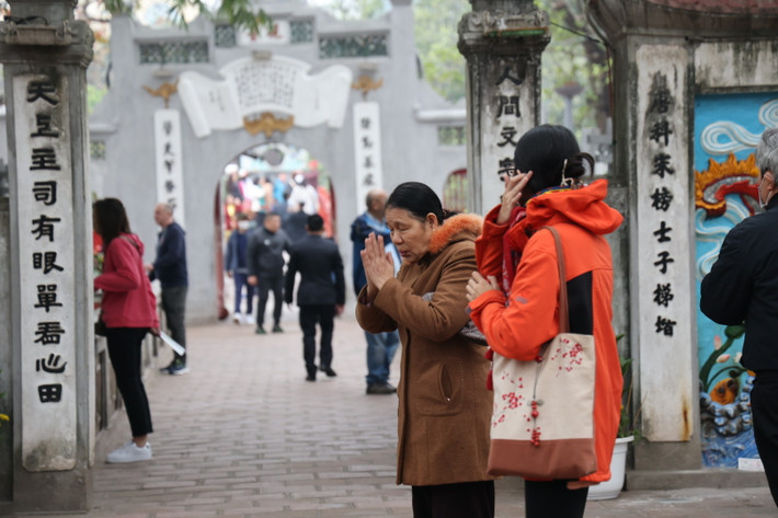 Bà Vũ Thị Thân (ngụ tại phố Hàng Bè - Hà Nội) chia sẻ: "Cứ mỗi sáng mùng 1 Tết, sau khi hoàn thành việc gia đình, mọi thành viên nhà tôi đều cùng nhau đến chùa để cầu chúc một năm mới bình an, nhiều sức khỏe".