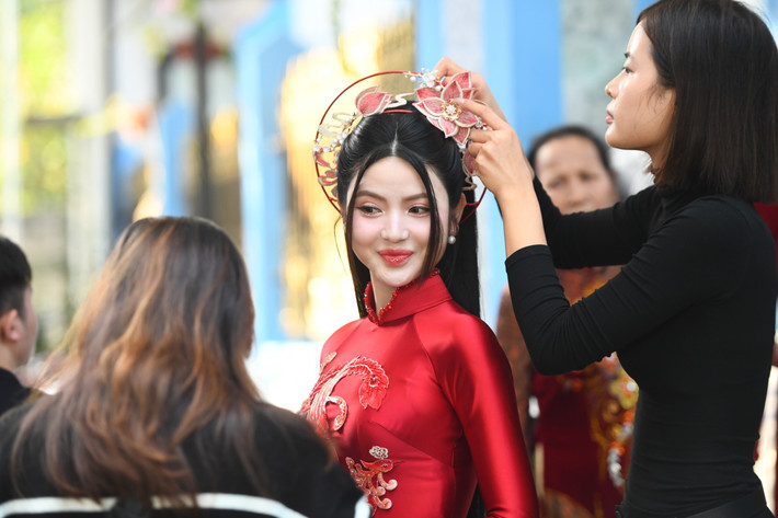 Theo kế hoạch, vào lúc 10h00 sáng, gia đình Quang Hải xuất phát từ Đông Anh sang nhà gái ở Sơn Tây (Hà Nội).
