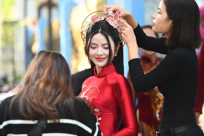 Theo tìm hiểu, đây là bộ áo dài được thiết kế riêng cho cặp đôi nam cầu thủ và hot girl, với điểm nhấn là hoạ tiết rồng phượng và hoa sen thanh lịch.