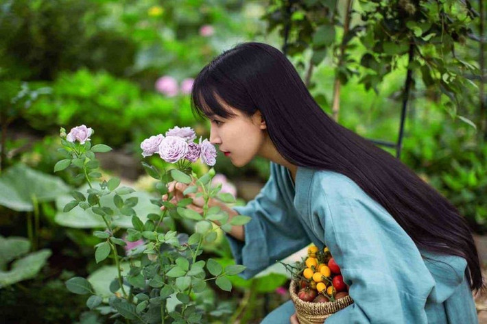 Lý Tử Thất là một YouTuber nổi tiếng toàn cầu về cuộc sống bình yên thường ngày, tự nấu ăn, làm đồ thủ công. Các video của cô tập trung vào lối sống nông thôn ở Trung Quốc, mọi thứ đều nhẹ nhàng và chân chất, giản dị. Cách làm nội dung khiến nhiều người thoải mái, dễ chịu khi xem do vậy cô sở hữu số lượng người theo dõi khủng.