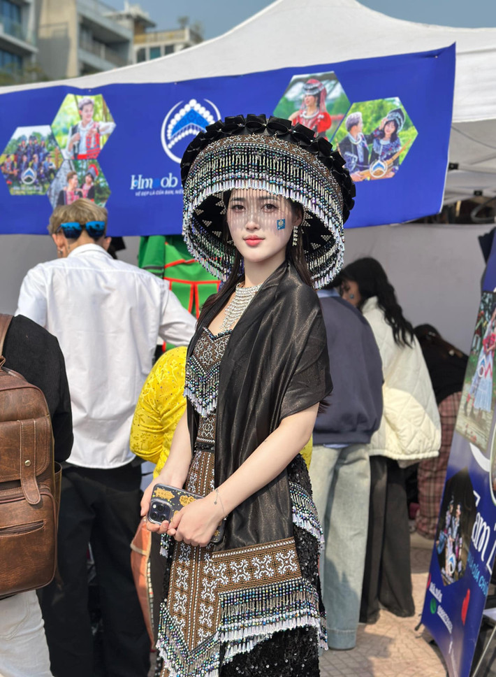 Giàng Thị Váng bắt đầu gây chú ý khi xuất hiện trong một đoạn phim ngắn về du lịch. Khi đó, cô gái người H'Mông với vẻ đẹp thuẩn khiết tựa như những bông hoa rừng núi từng khiến nhiều người "đứng ngồi không yên". Đoạn video về cô gái được cắt ra và chia sẻ trên mạng xã hội.