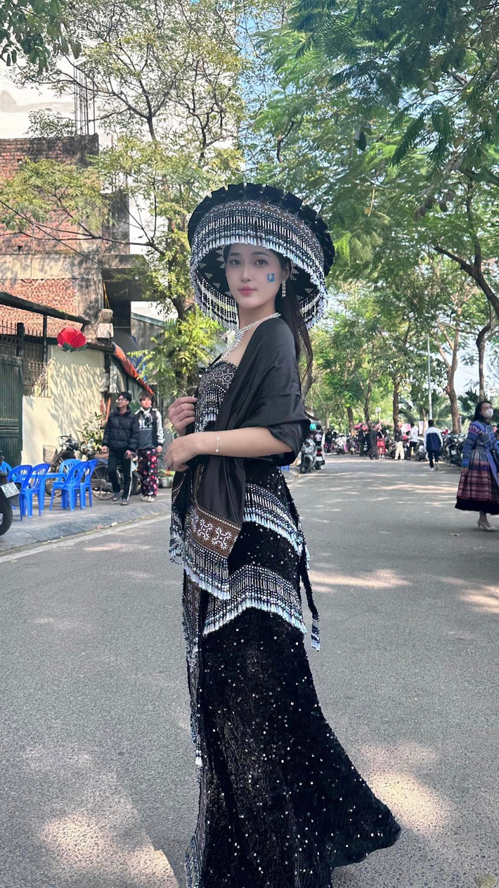 Nói về đoạn clip của mình được viral trên TikTok, Giàng Thị Váng cho biết: "Đoạn clip được quay khoảng 2 năm trước. Mình cũng vui và bất ngờ khi qua một đoạn clip quảng bá du lịch quê hương Tây Bắc lại được mọi người biết đến nhiều hơn".