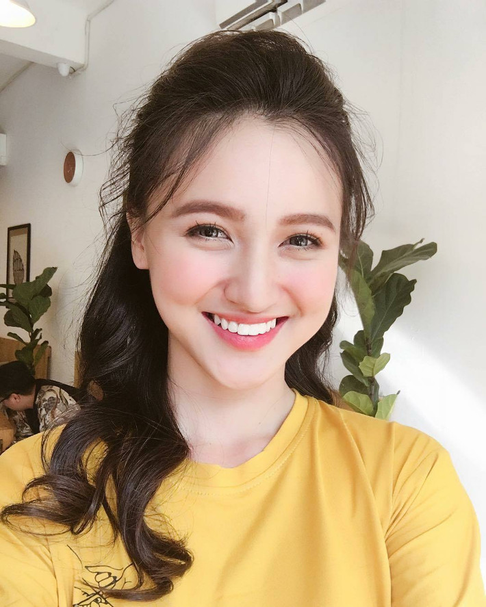 Mối quan hệ giữa bố chồng tương lai và bố ruột rất thân thiết, coi nhau như anh em trong nhà: "Dù không hay gặp nhau vì ba em thì ở Cần Thơ còn ba của Khang thì ở đây, hai anh em lúc nào cũng nhắn tin với nhau hết trơn. Hai mẹ cũng hay nói chuyện với nhau dù không nhất thiết phải gặp nhiều, tình cảm lúc nào cũng ở đó.