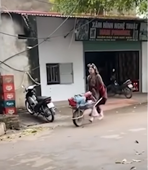 Lần tái xuất này hot girl Bella không còn “cầm nhầm” xe máy nữa mà đổi gió với bộ môn đẩy xe rùa, đi bộ thong dong trên đường khiến nhiều người ngạc nhiên.