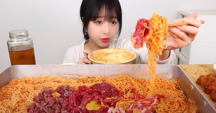Khi kênh phát triển, người này còn lập một công ty và bắt Tzuyang ký hợp đồng lao động không công bằng, trong đó anh ta sẽ lấy 70% tiền hoa hồng. Nữ Youtuber Hàn Quốc nói rằng cô "chưa bao giờ thấy một xu từ bất kỳ khoản phí quảng cáo nào".