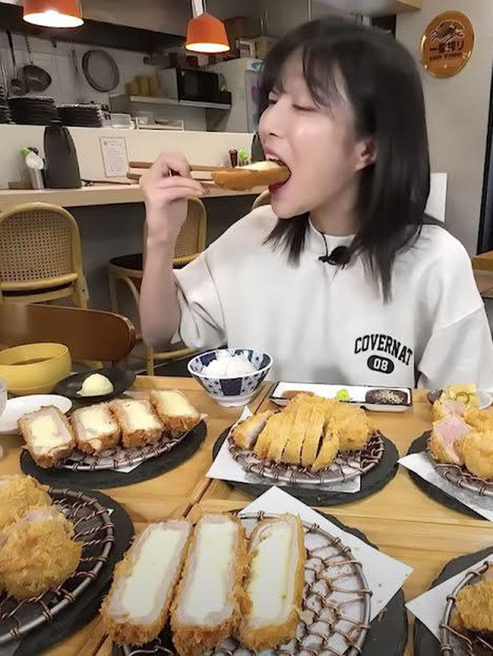 Thậm chí, bạn trai cũ của Tzuyang đã lấy hết số tiền cô kiếm được. Cô đã bị tấn công khi bày tỏ ý định nghỉ việc.