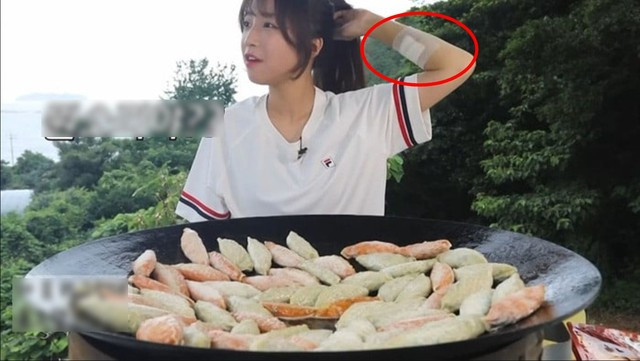 Bạn trai cũ đưa Tzuyang đến quán rượu anh ta làm việc và ép cô phục vụ rượu cho khách. Nữ Youtuber thừa nhận đã làm việc tại quán rượu, mặc dù là ép buộc, trong một thời gian ngắn.