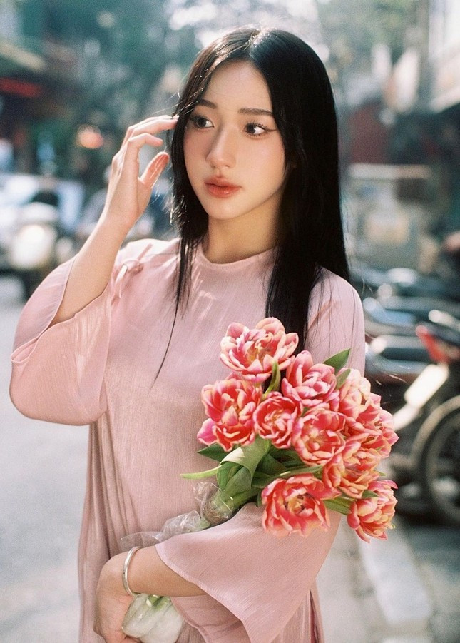 Ngoài thời gian tập luyện, "thiên thần trượt băng" 16 tuổi thích đi chơi, du lịch và chụp ảnh "sống ảo".