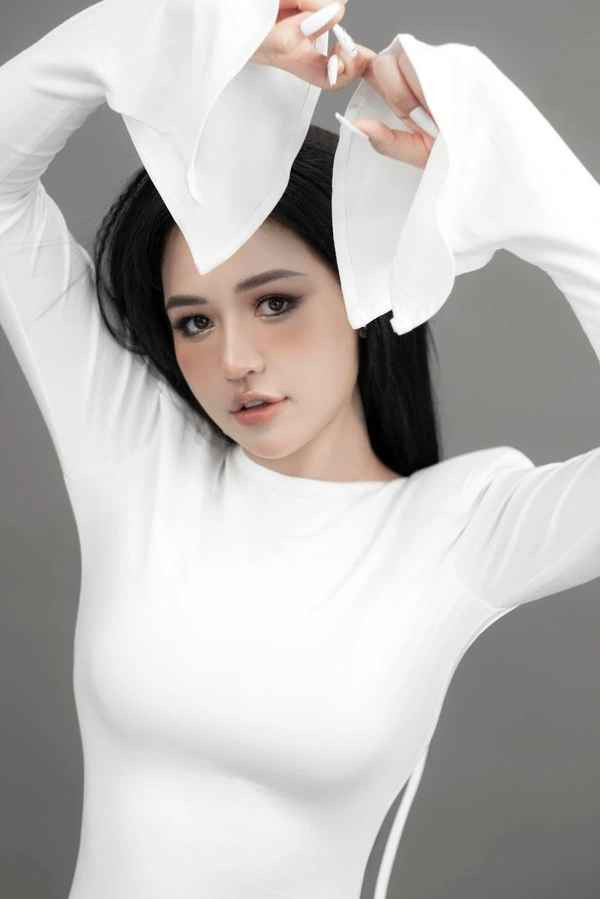 Thảo Anh cũng thường xuyên chia sẻ những bản cover nhẹ nhàng bằng giọng hát ngọt ngào của mình. Người đẹp tâm sự bản thân từng rất ngại ngùng khi đăng những bài hát mà mình thể hiện lên mạng xã hội vì không quá tự tin vào giọng hát của mình.