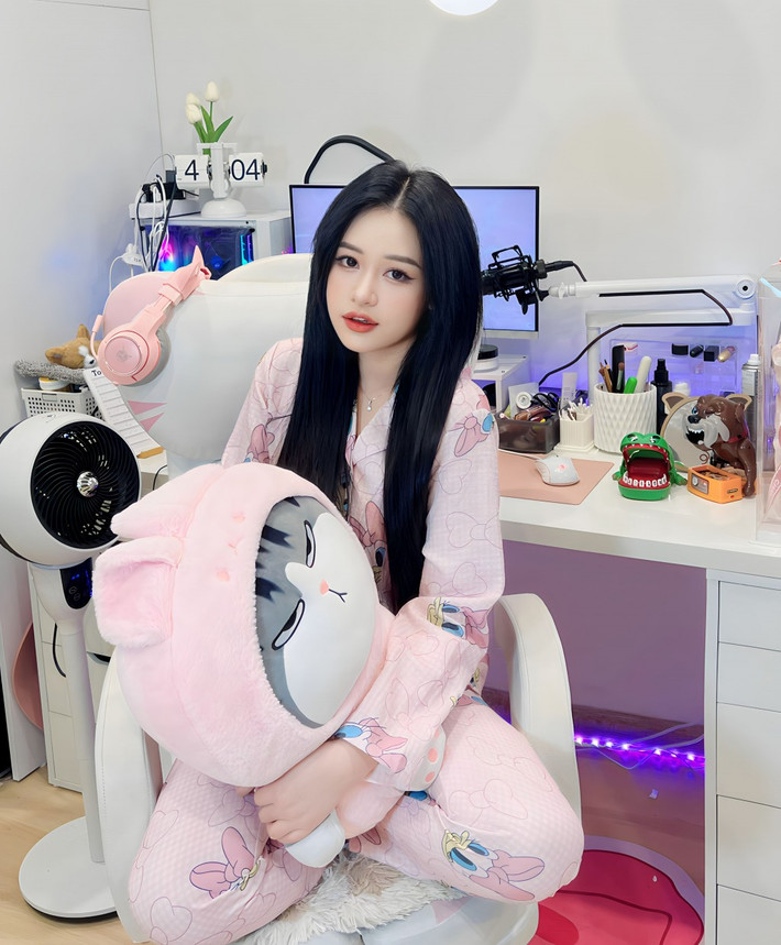 Thảo Anh cho biết hiện tại cô nàng còn đang tích cực trau dồi kỹ năng trình diễn catwalk tại một học viện đào tạo người mẫu có tiếng tại Hà Nội với mong muốn có thể phát triển thêm sự nghiệp nghệ thuật của mình trên sàn runway và qua các cuộc thi sắc đẹp tầm cỡ.