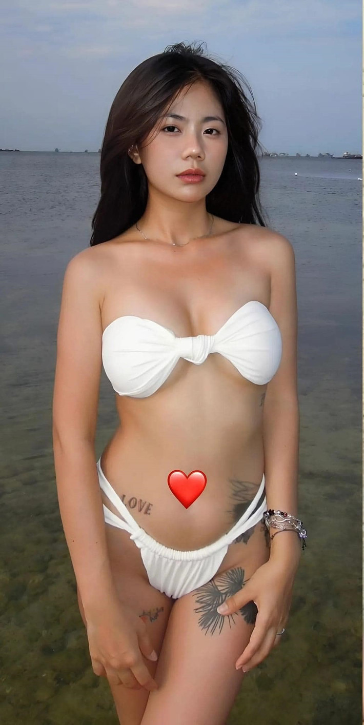 Thường xuyên đăng tải những video hài hước, Thảo da ua hay được biết tới với kênh TikTok "Bé Mèo Nhỏ Mít Ướt" khiến nhiều người bất ngờ với phong cách gợi cảm này.