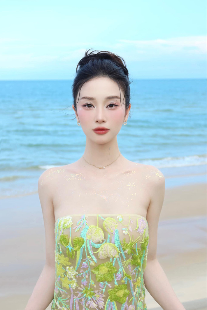 Layout makeup cùng kiểu tóc búi cao gọn gàng, càng làm tôn lên nét đẹp ngọt ngào, gợi cảm của mỹ nhân 9X.
