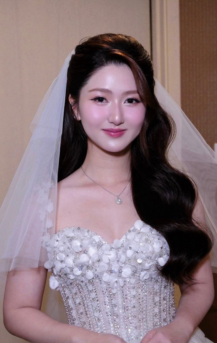 Đáng chú ý, khoảnh khắc Hà My được bố dắt lên lễ đường, ánh mắt rưng rưng hạnh phúc tiến về phía Trí Thịt Bòa khiến nhiều người ấn tượng.