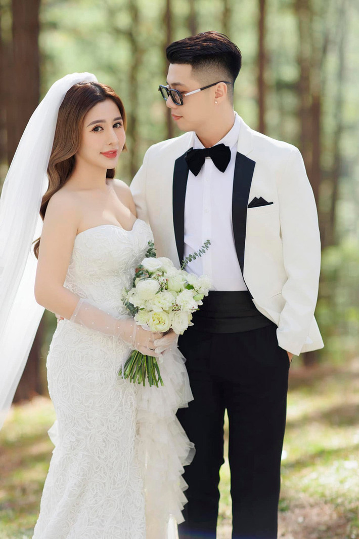 Trương Ngọc vui vẻ nói, chị đang rất hạnh phúc với cuộc hôn nhân này. Bên người đàn ông kém 7 tuổi, chị tìm được sự đồng cảm, sẻ chia, không còn cảm giác cô đơn, chới với như trước.