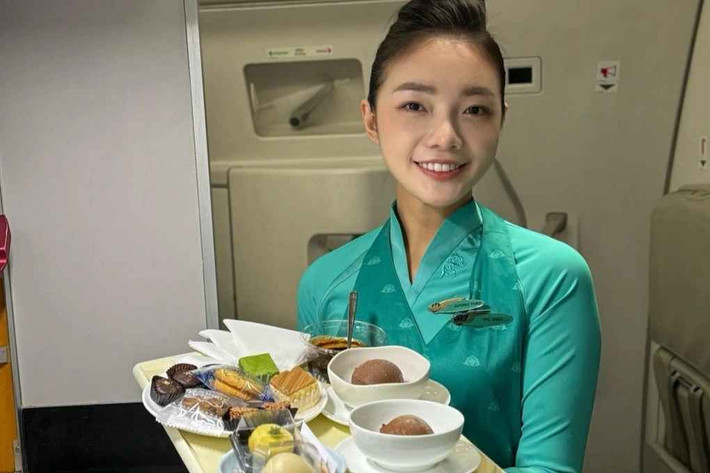 Dương Thu Thảo (SN 1992, TPHCM) là người mẫu ảnh, tiếp viên của hãng hàng không Vietnam Airlines.