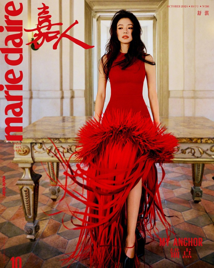 Mới đây, Thư Kỳ trở thành gương mặt trang bìa của tạp chí Marie Claire số tháng 10. Đây là tháng quan trọng trong giới thời gian, nên việc lựa chọn nhân vật trang bìa thường diễn ra khắt khe, cẩn trọng.