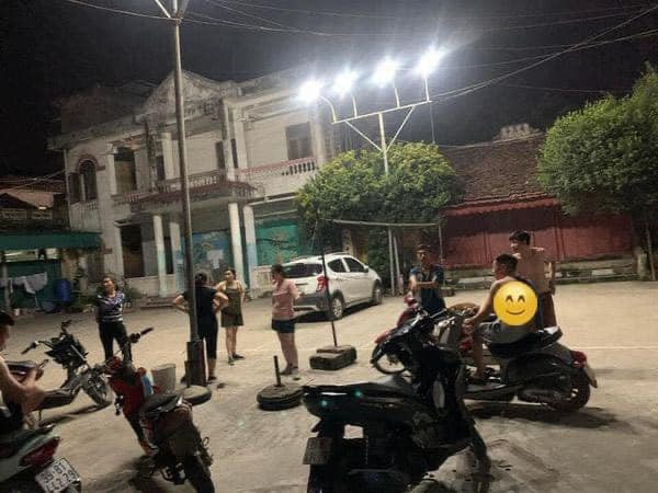 Nguyên nhân khiến chiếc ô tô bị những “bức tường” gạch bao quanh là do chủ xe đã đỗ “nhầm” vào đúng vị trí sân chơi bóng chuyền của người dân tại đây.