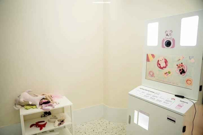 Khác với các buồng chụp ảnh Hàn Quốc trước đây, các studio này không chỉ cung cấp dịch vụ chụp ảnh mà còn có sẵn trang phục, phụ kiện, mỹ phẩm trang điểm để khách hàng có những màn hóa thân hoàn hảo nhất trong từng shoot hình.