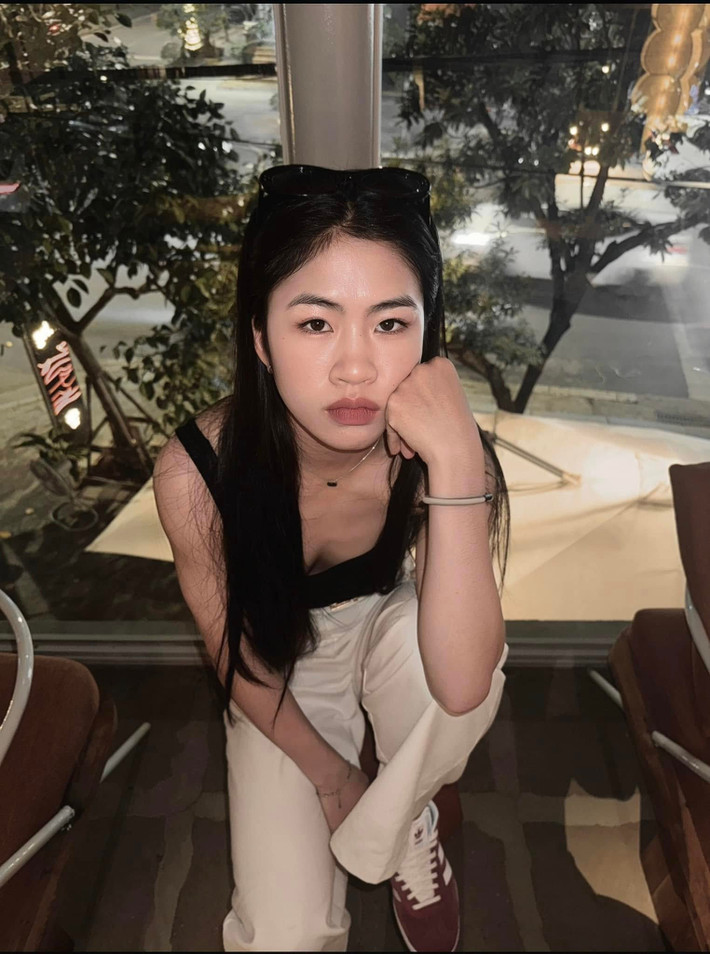 Khi lên hình, "cơn lốc đường biên" của ĐT nữ Việt Nam chẳng khác gì một người mẫu thật sự. Thanh Nhã khiến nhiều fan tròn mắt vì vẻ đẹp đầy nữ tính của bản thân.