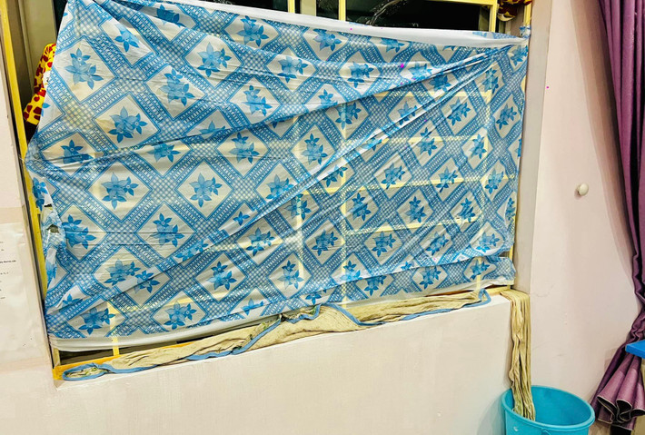 Những chiếc khăn tắm, chăn ga gối đều được huy động để chặn dòng nước chảy vào nhà.