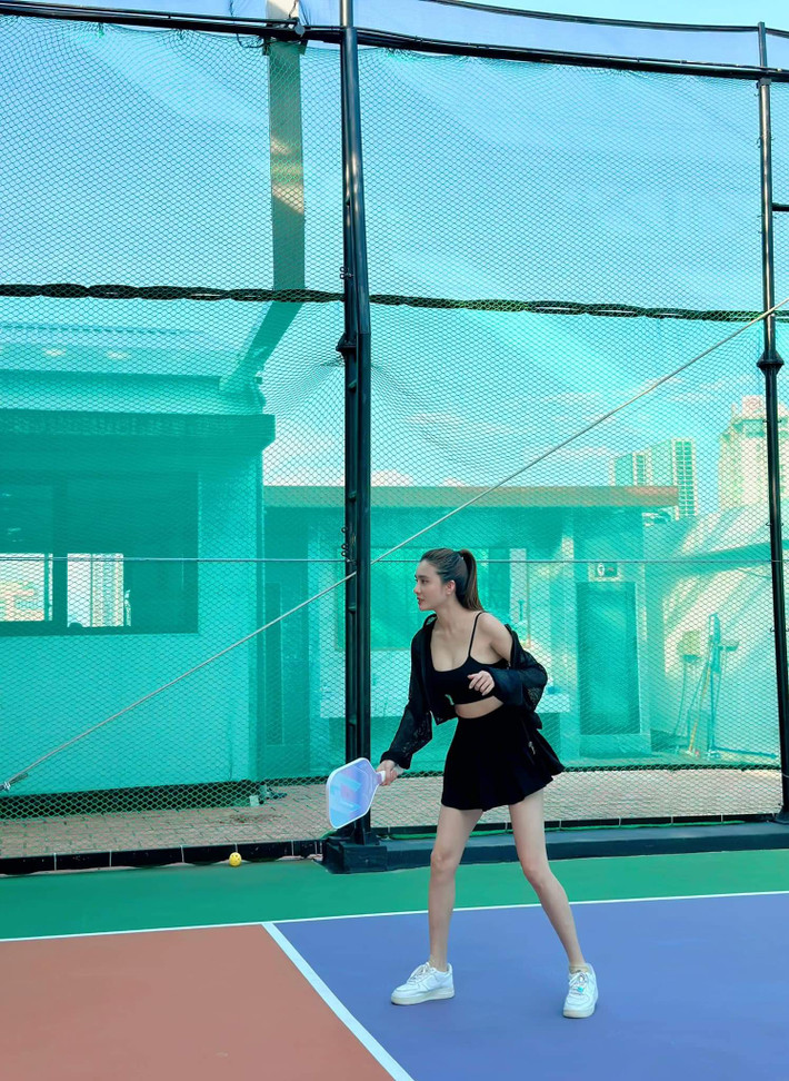 Trên sân pickleball, Khánh Chi thể hiện các động tác đầy chuyên nghiệp.