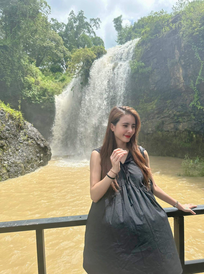 Với thu nhập hàng trăm triệu đồng mỗi tháng, Khánh Chi khiến nhiều người hâm mộ trầm trồ. Khánh Chi thường xuyên diện những chiếc túi hàng hiệu đến từ thương hiệu đình đám quốc tế như Chanel, Dior...