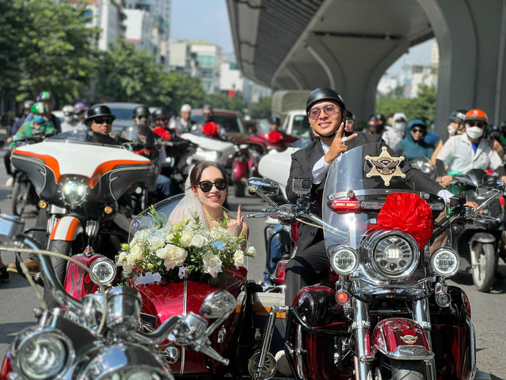 Còn nhớ vào tháng 9/2023, sự kiện chú rể ở Hà Nội rước dâu bằng dàn mô tô khủng, có giá trị lên đến 20 tỷ đồng gây xôn xao mạng xã hội. Nhân vật chính là chú rể Phạm Xuân Bách (SN 1997) - CEO của chuỗi quán Vietgangz và cô dâu là Nguyễn Phương Dung (SN 1998) - cựu tiếp viên hàng không, Founder của một brand thời trang tại Hà Nội.