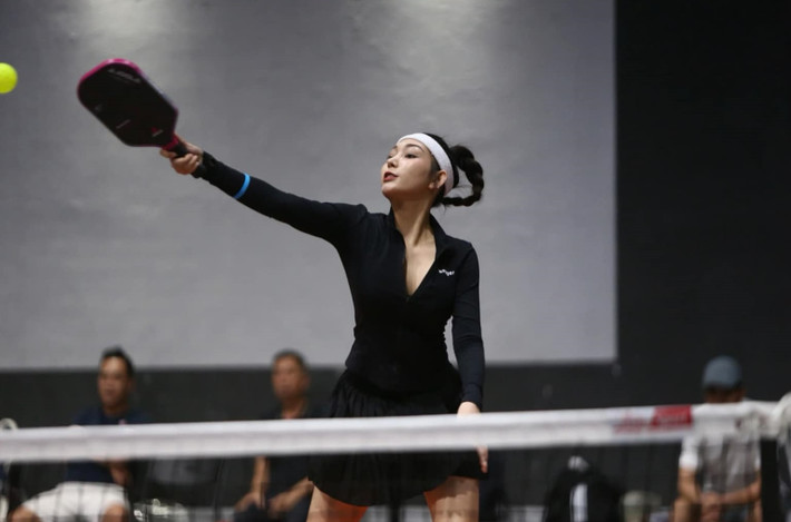 Một phần do đây là giải pickleball đầu tiên Thanh Huyền tham gia nên khi gặp đối thủ đã chơi quen tâm lý liền bị căng cứng không thể thoải mái thi đấu.